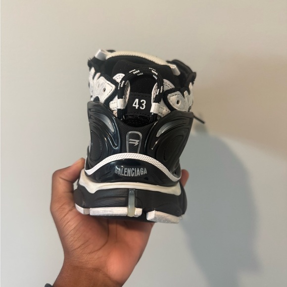 Brand new balenciaga runners size 43/10

Includes Box and extra shoe laces - Picture 5 of 5